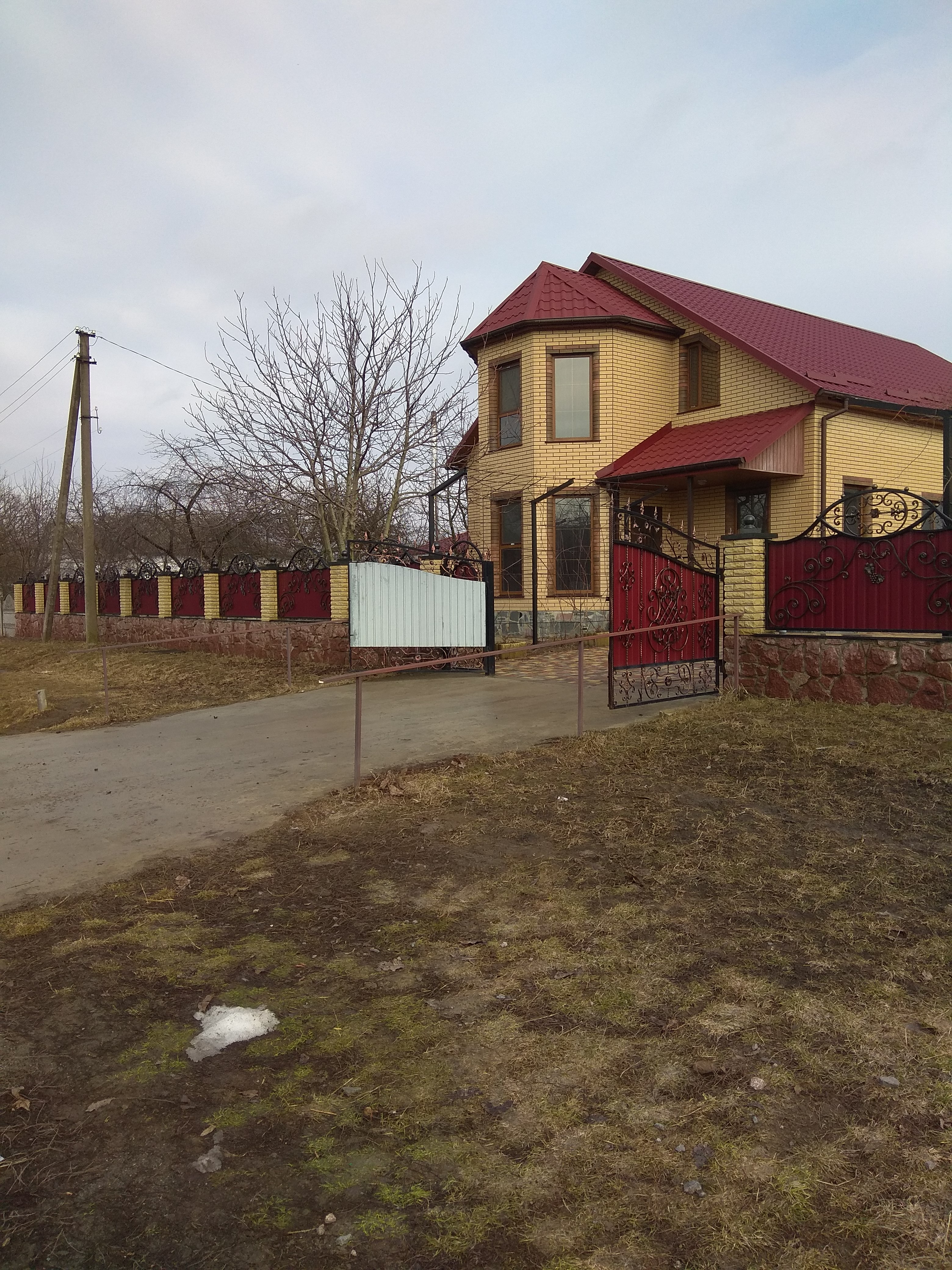 Ковка и профнастил, столбы зз кирпича, фундамент из природного камня